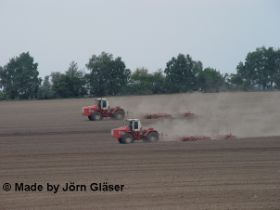 2 Kirovets K744 mit 8m Horsch Grubber