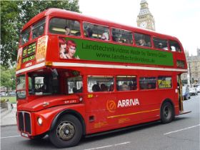London Bus mit Werbung-Im Hintergrund der Big Ben