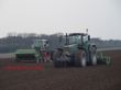 Kartoffelpflanzen mit Fendt 822 und 926