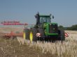 John Deere kommt über einen Hügel