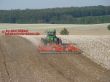 zieht am Hang mit Howard 7,5m Grubber